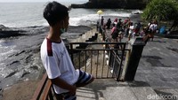 Kunjungan wisatawan domestik di Tanah Lot mengalami peningkatan dengan rata-rata 1.000-1.500 orang saat hari libur yang sebelumnya sempat menurun drastis akibat terdampak COVID-19.