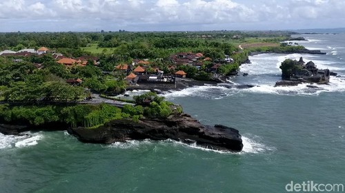 Kunjungan wisatawan domestik di Tanah Lot mengalami peningkatan dengan rata-rata 1.000-1.500 orang saat hari libur Nataru.