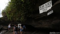 Pura Tanah Lot menjadi ikon dari kawasan Tanah Lot. Tak ayal, pura ini selalu ramai dengan wisatawan. Apalagi ada mitos goa ular suci sang pengabul permohonan yang membayanginya.