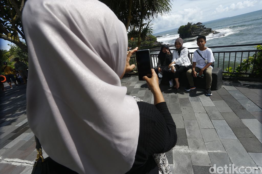 Kunjungan wisatawan domestik di Tanah Lot mengalami peningkatan dengan rata-rata 1.000-1.500 orang saat hari libur Nataru.