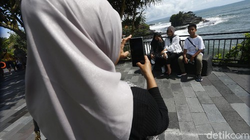 Kunjungan wisatawan domestik di Tanah Lot mengalami peningkatan dengan rata-rata 1.000-1.500 orang saat hari libur Nataru.