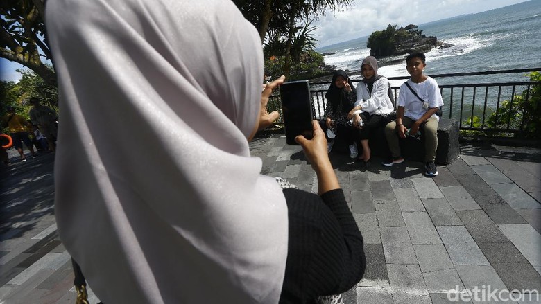 Kunjungan Wisatawan di Tanah Lot Meningkat Kunjungan wisatawan domestik di Tanah Lot mengalami peningkatan dengan rata-rata 1.000-1.500 orang saat hari libur Nataru.