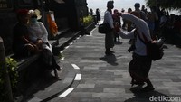 Semakin sore, pengunjung mulai berdatangan. Kebanyakan dari mereka datang pada waktu air surut untuk melihat sunset. Memang, sunset Pura Tanah Lot sangat indah.