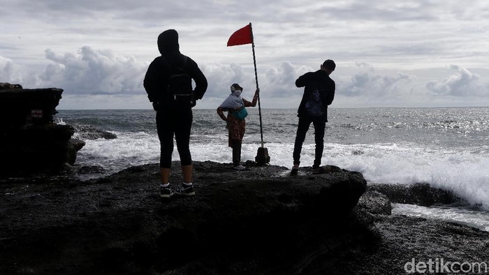 Kunjungan Wisatawan di Tanah Lot Meningkat Kunjungan wisatawan domestik di Tanah Lot mengalami peningkatan dengan rata-rata 1.000-1.500 orang saat hari libur Nataru.