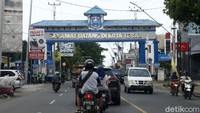 Arus lalu lintas terpantau ramai lancar.