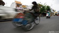Sebagai informasi, dari Peta Risiko Satuan Tugas Penanganan COVID-19, Jumat (25/12/2020) terjadi penurunan jumlah daerah yang masuk kategori zona merah. Jumlahnya 60 daerah dengan sebaran tertinggi berada di Pulau Jawa.