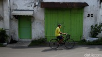 Para warga terlihat terus mengenakan masker di berbagai aktivitas.