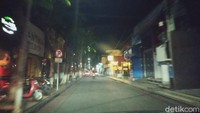 Tak sedikit toko yang memutuskan untuk tutup sementara dan memilih untuk memberhentikan para karyawannya. Begitu juga dengan bar yang biasanya penuh dengan suara musik dan turis lokal dan mancanegara, kini sangat sunyi dan sepi.Foto: M luthfi Andika/detik.com