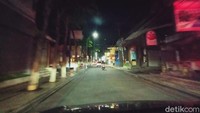 Dalam pantauan detik.com, Legian seakan kehilangan roh-nya dan sepi. Situasi yang sangat berbeda saat malam datang, legian benar-benar sepi tanpa pengunjung sama sekali. Bahkan bukan hanya mobil, motor pun sangat jarang terlihat melintas. Foto: M luthfi Andika/detik.com