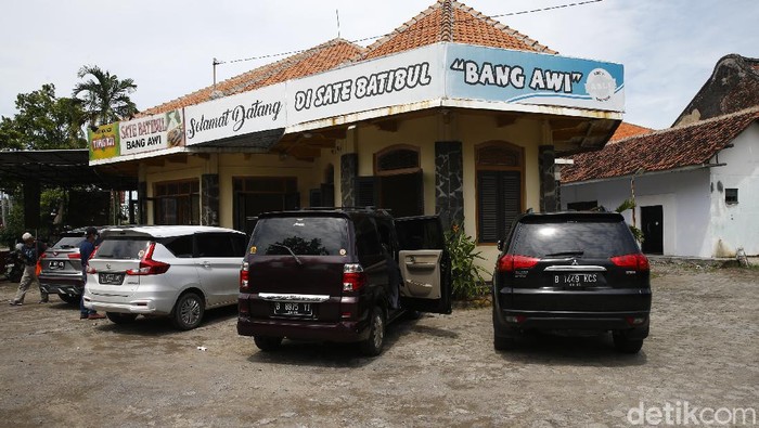 Libur Nataru di Tegal, Cobain Sate Kambing Batibul Bang Awi Sate kambing wajib dicicipi saat mampir ke Tegal. Di warung Sate Kambing Batibul Bang Awi ini ada sate kambing yang kondang lezatnya sejak 1996.