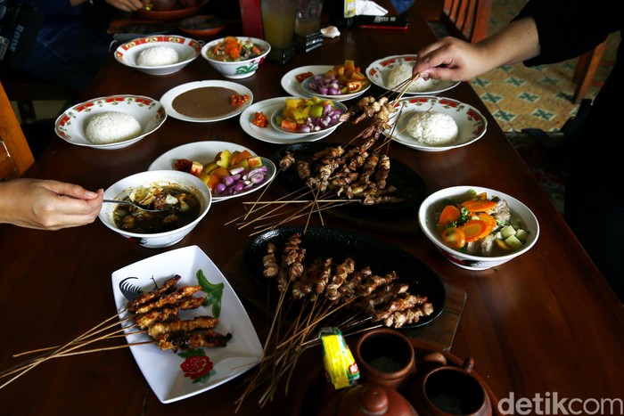 Sate kambing wajib dicicipi saat mampir ke Tegal. Di warung Sate Kambing Batibul Bang Awi ini ada sate kambing yang kondang lezatnya sejak 1996.