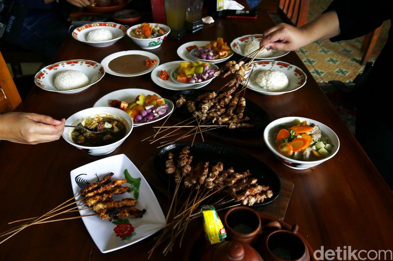 Sate kambing wajib dicicipi saat mampir ke Tegal. Di warung Sate Kambing Batibul Bang Awi ini ada sate kambing yang kondang lezatnya sejak 1996.
