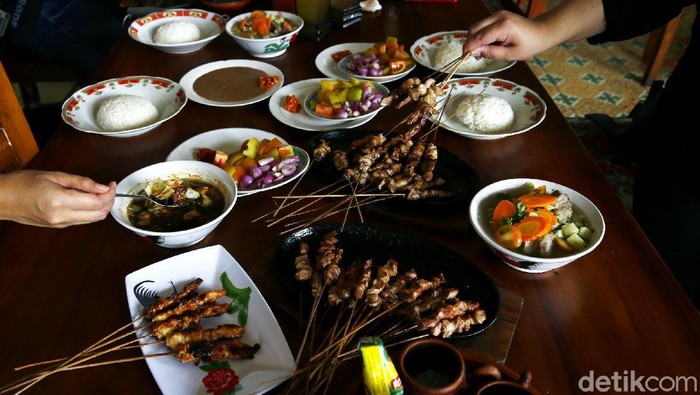Sate kambing wajib dicicipi saat mampir ke Tegal. Di warung Sate Kambing Batibul Bang Awi ini ada sate kambing yang kondang lezatnya sejak 1996.