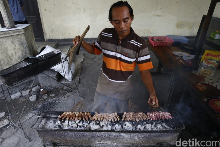 Sate kambing wajib dicicipi saat mampir ke Tegal. Di warung Sate Kambing Batibul Bang Awi ini ada sate kambing yang kondang lezatnya sejak 1996.