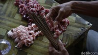 Sate Batibul Bang Awi mampu menghabiskan sekitar 25 - 30 kg daging kambing muda. Tentunya semua daging sate menggunakan kambing yang usianya dibawah tiga bulan (batibul).