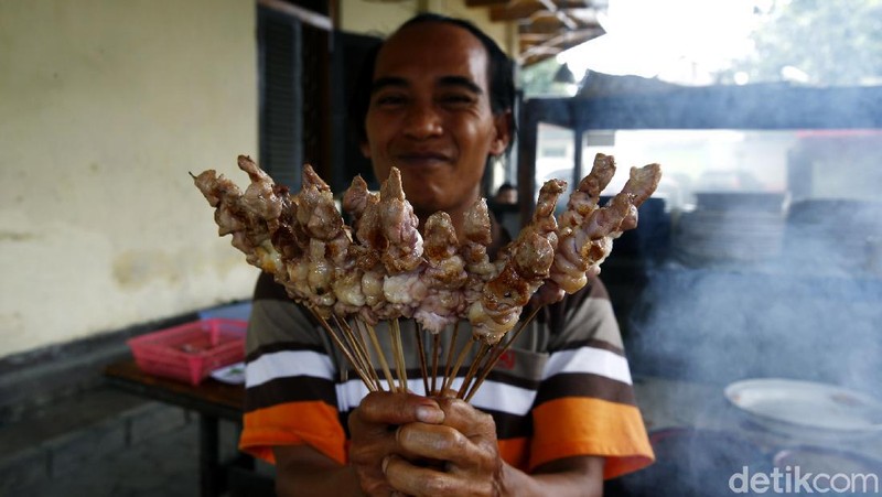 Sate kambing wajib dicicipi saat mampir ke Tegal. Di warung Sate Kambing Batibul Bang Awi ini ada sate kambing yang kondang lezatnya sejak 1996.