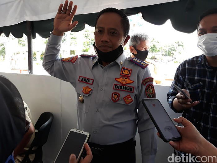 Pemkot Yogyakarta untuk sementara mencabut aturan Malioboro tutup pukul 18.00-21.00 WIB. Wisatawan pun diizinkan melewati jalan itu selama 24 jam.