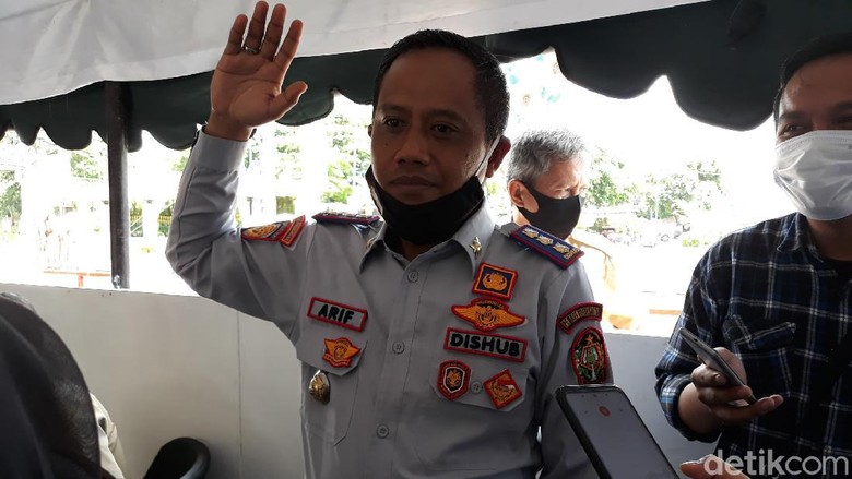 Libur Nataru, Malioboro Bisa Dilewati Kendaraan Selama 24 Jam Pemkot Yogyakarta untuk sementara mencabut aturan Malioboro tutup pukul 18.00-21.00 WIB. Wisatawan pun diizinkan melewati jalan itu selama 24 jam.