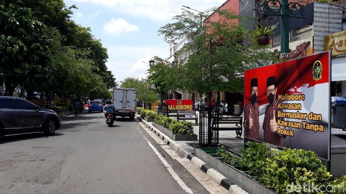 Pemkot Yogyakarta untuk sementara mencabut aturan Malioboro tutup pukul 18.00-21.00 WIB. Wisatawan pun diizinkan melewati jalan itu selama 24 jam.
