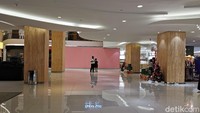 Ini adalah penampakan Mal FX Sudirman di Jakarta pusat pada pukul 7 malam. Sesuai Ingub, mal di DKI harus tutup pukul 19.00 WIB per tanggal 24-27 Desember 2020 dan 31 Desember 2020-3 Januari 2021. Foto: Eduardo Simorangkir
