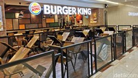 Salah seorang pegawai resto di mal mengatakan ini adalah hari pertama mal tutup mulai jam 7 dan akan berlangsung hingga akhir libur tahun baru. Foto: Eduardo Simorangkir