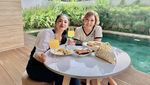 Manisnya Dewi Persik Saat Makan Strawberry dan Rayakan Ulang Tahun
