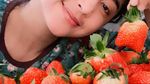 Manisnya Dewi Persik Saat Makan Strawberry dan Rayakan Ulang Tahun