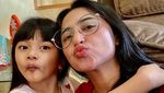 Manisnya Dewi Persik Saat Makan Strawberry dan Rayakan Ulang Tahun