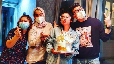 Manisnya Dewi Persik Saat Makan Strawberry dan Rayakan Ulang Tahun