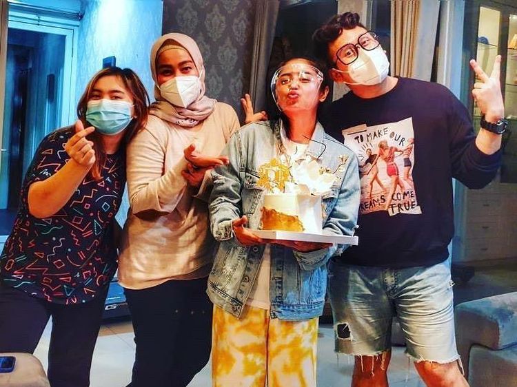 Manisnya Dewi Persik Saat Makan Strawberry dan Rayakan Ulang Tahun