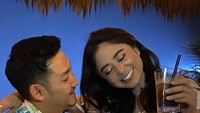 Minum segelas minuman dingin bareng sang suami jadi momen sederhana pasangan ini. Tapi tak kalah romantis dengan pasangan yang melakukan dinner bareng. Lihat saja senyum keduanya.  Foto: instagram @dewiperssikreal