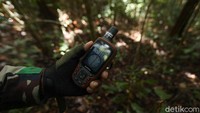 Personil Satgas Pamtas pun menggunakan GPS dan kompas untuk mulai menggelar operasi mencari-mengawasi kondisi patok perbatasan.