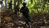 Berbekal petunjuk dari perangkat GPS, pasukan TNI Yonif 407 menyisir hutan lebih dalam lagi. Untuk mencapai lokasi yang ditunjukan GPS, rombongan mesti berjibaku melalui aliran anak sungai, mendaki tanjakan curam, dan menerabas semak belukar.
