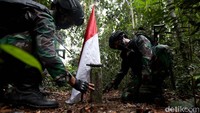  Patok tersebut ternyata hanya berupa balok beton berbentuk kerucut yang menancap ke dalam tanah. Meski ukurannya kecil, patok tersebut merupakan simbol kedaulatan negara Indonesia. Patroli patok rupanya menjadi agenda rutin yang setiap sebulan sekali harus dilaksanakan. Pos Seriang bertanggung jawab mengawasi 200 patok perbatasan Indonesia-Malaysia