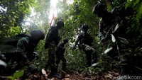 Tak kurang 2 jam lamanya perjalanan menegangkan tersebut berlangsung, sampai akhirnya rombongan menemukan salah satu patok teritori Indonesia.