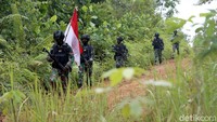 Hamparan jalan terjal berbatu langsung menyambut rombongan personel TNI dan tim detikcom begitu keluar dari Pos Seriang Satgas Pengamanan Perbatasan (Pamtas) Yonif 407/Padma Kusuma Kodam IV/Diponegoro.