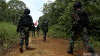 Pencarian patok negara dimulai dengan menyusuri Jalan Inspeksi Patroli Perbatasan (JIPP) menuju kawasan Hutan Lindung Kalimantan.