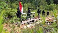Medan yang dilewati juga terbilang ekstrim. Beberapa kali tim melintasi jembatan kayu yang memang sudah rusak kondisinya.