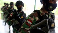 Tim detikcom yang tengah berkunjung ke Badau untuk program Tapal Batas hasil kerja sama BRI dengan detikcom, berkesempatan mengikuti perjalanan personel Yonif 407/Padma Kusuma mencari patok negara Indonesia.