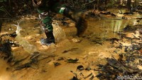 Ada beberapa patok-patok perbatasan wilayah negara Indonesia berada di tempat yang sulit dijangkau, seperti di atas bukit terjal. atau dipinggir tebing. Sebab, patok tersebut memang harus diletakan di tempat yang sesuai dengan titik batas wilayah.