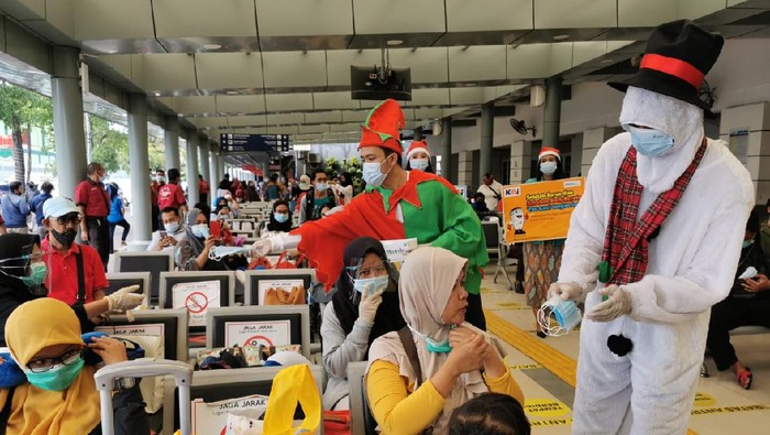 Meriahkan Natal, Manusia Salju Sosialisasi Protokol Kesehatan di Stasiun Senen