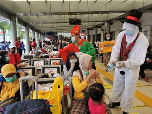 Meriahkan Natal, Manusia Salju Sosialisasi Protokol Kesehatan di Stasiun Senen