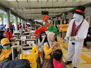 Meriahkan Natal, Manusia Salju Sosialisasi Protokol Kesehatan di Stasiun Senen