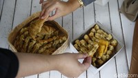Selain itu kota Tegal juga punya jajanan wajib yang sayang untuk dilewatkan. Jajanan yang satu ini namanya tahu aci dan tahu pletok. Olahan tahu goreng yang punya tekstur kenyal dan gurih.