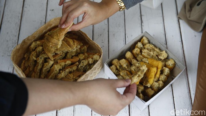 Jika melintasi kota Tegal jangan lupa mampir jajan tahu aci dan tahu pletok yang ikonik. Paduan tahu goreng yang lembut dengan aci yang kenyal cocok untuk ngemil.