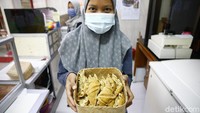Meski sekilas terlihat mirip dan sama-sama terbuat dari aci. Tahu aci dan pletok ternyata berbeda. Untuk tahu aci, jajanan yang juga hits di Pemalang hingga Slawi ini bentuknya mirip seperti tahu isi. Menggunakan tahu kuning yang dipotong segitiga yang atasnya diberikan adonan aci (tepung kanji) yang dibumbui kunyit dan kucai.