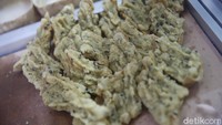 Sementara kalau tahu pletok menggunakan tahu kulit yang dibelah dan ditambahkan adonan aci lalu digoreng hingga garing. Tampilannya lebih besar karena menggunakan tahu kulit yang panjang. Kedua jajanan tahu ini memiliki rasa yang berbeda.