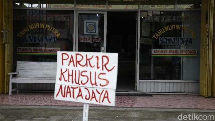 Ngemil Seru di Tegal dengan Tahu Aci dan Tahu Pletok Jika melintasi kota Tegal jangan lupa mampir jajan tahu aci dan tahu pletok yang ikonik. Paduan tahu goreng yang lembut dengan aci yang kenyal cocok untuk ngemil.