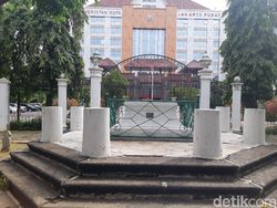 Nisan Istri Raffles Sejajar Persis dengan Kantor Walkot Jakpus, Kebetulan?