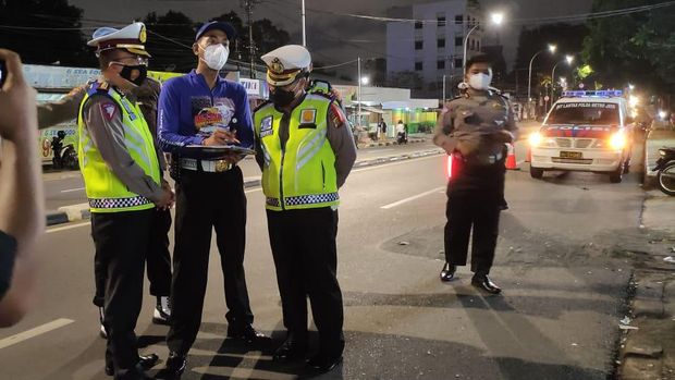 Olah TKP Kecelakaan Maut yang Libatkan Polisi di Pasar Minggu, Jaksel
